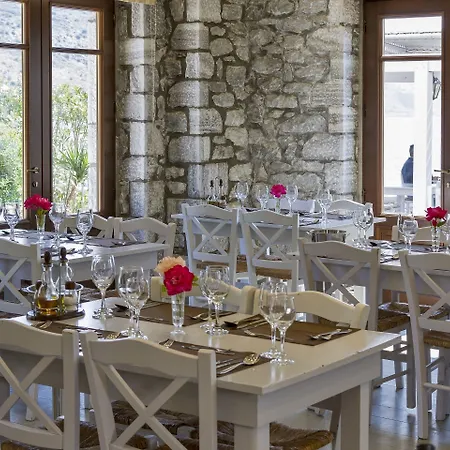 Itilo Traditional فندق Néon Oítilon