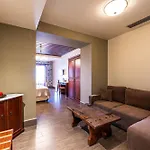 Itilo Traditional 4* Néon Oítilon