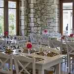 Itilo Traditional 酒店 Néon Oítilon